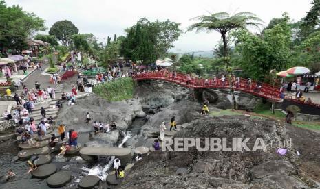 Sejumlah wisatawan mengunjungi lokawisata Baturraden, Banyumas, Jateng. Lokawisata Baturraden kembali dipadati oleh pengunjung pada libur Tahun Baru 2022. Musim libur Natal dan Tahun Baru menjadi periode penting membangkitkan kembali pariwisata yang sempat tutup selama pandemi.