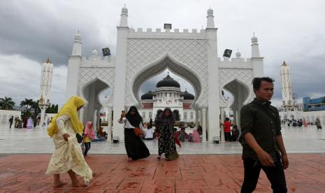 Sejumlah wisatawan mengunjungi Masjid Raya Baiturahman yang menjadi salah satu destinasi wisata religi di Aceh. Badan Pusat Statistik (BPS) Aceh mencatat sebanyak 2.257 turis asing atau wisatawan mancanegara (wisman) melancong ke provinsi paling barat Indonesia itu selama Januari 2023. (ilustrasi)