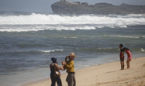 Sejumlah wisatawan mengunjungi obyek wisata Pantai Indrayanti, Tepus, Gunungkidul, DI Yogyakarta, Selasa (24/7). 