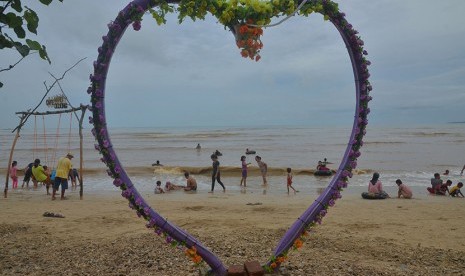 Sejumlah wisatawan mengunjungi Pantai Teluk Awur, Desa Tahunan, Jepara, Jawa Tengah, Senin (12/12).