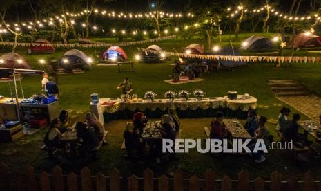 Sejumlah wisatawan menikmati hidangan di sebuah restoran