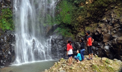 Sejumlah wisatawan menikmati keindahan air terjun (wisata air terjun)