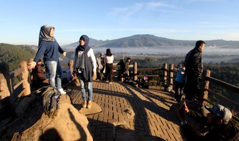 Sejumlah wisatawan menikmati keindahan alam di Tebing Keraton, Kabupaten Bandung, Jawa Barat, Sabtu (7/7).