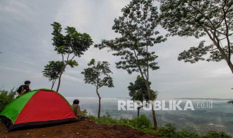 Sejumlah wisatawan menikmati pemandangan alam di objek wisata Bukit Pamoyanan di Desa Kawungluwuk, Tanjungsiang, Kabupaten Subang, Jawa Barat, Sabtu (28/11/2020). Wisata Bukit Pamoyanan menyajikan pesona keindahan alam dan camping ground yang dikelola oleh Badan Usaha Milik Desa (BUMDes) Bina Mandiri bekerjasama dengan Kelompok Sadar Wisata untuk meningkatkan pertumbuhan ekonomi dalam membangun desa yang mandiri. 