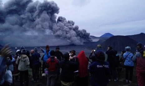 Sejumlah wisatawan menikmati pemandangan erupsi Gunung Bromo