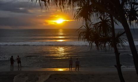 Sejumlah wisatawan menikmati suasana matahari terbenam di pinggiran pantai Hhotel Holiday Resort Lombok, Senggigi, Kecamatan Batulayar, Lombok Barat, NTB, Sabtu (8/10/2022). Badan Pusat Statistik (BPS) NTB mencatat rata-rata lama menginap wisatawan atau tamu di hotel bintang dan non bintang di NTB pada Agustus 2022 kurang dari dua hari yang dipicu oleh mahalnya harga tiket pesawat dan berdampak pada angka kunjungan dan lama menginap wisatawan.