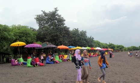 Sejumlah wisatawan menikmati suasana pantai khusus wanita di Banyuwangi, Jawa Timur, Minggu (26/3). 