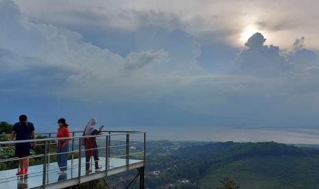 Sejumlah wisatawan menikmati wahana jembatan kaca di kawasan wisata Goa Rong View, di Kecamatan Tuntang, Kabupaten Semarang,  (28/10). Pengelola Daya Tarik Wisata (DTW) ini antusias mempersiapkan  berbagai antisipasi bagi pelonggaran kegiatan wisata daerah PPKM Level 1