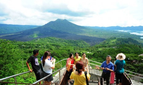 Sejumlah wisatawan menyaksikan pemandangan Gunung dan Danau Batur di kawasan wisata Kintamani, Bali, Kamis (14/2).