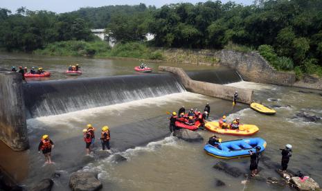 Sejumlah wisatawan naik perahu karet saat wisata arung jeram di Desa Ciherang Pondok, Sukamakmur, Kabupaten Bogor, Jawa Barat. Pemkab Bogor memperbaiki infrastruktur di Kecamatan Sukamakmur dukung pariwisata.