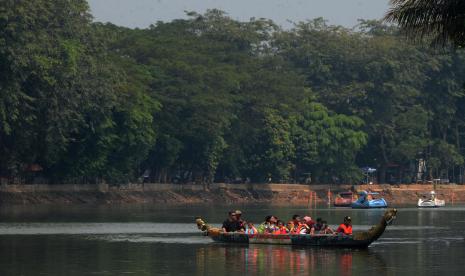 Sejumlah wisatawan saat menaiki perahu naga di Setu Babakan, Jakarta.