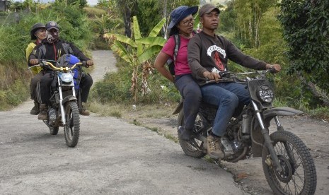 Sejumlah wisatawan Thailand yang terjebak di Gunung Rinjani tiba di pintu pendakian Bawak Nao, Kecamatan Sembalun, Lombok Timur, NTB, Senin (30/7). 