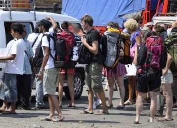 Sejumlah wisman yang baru tiba di Pulau Lombok, NTB.