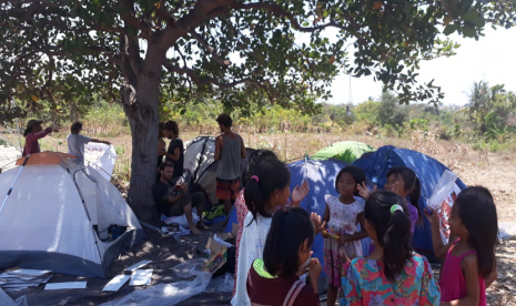 Sejumlah WNA membantu menghibur korban Lombok.