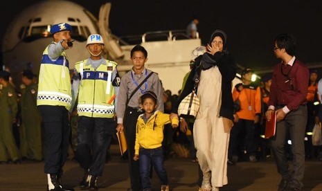  Sejumlah WNI yang selamat dari gempa Nepal tiba di Lanud Halim Perdana Kusuma, Jakarta, Rabu (6/5). (Antara/Akbar Nugroho Gumay)