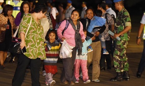  Sejumlah WNI yang selamat dari gempa Nepal tiba di Lanud Halim Perdana Kusuma, Jakarta, Rabu (6/5). (Antara/Akbar Nugroho Gumay)