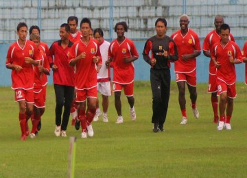 Sejumlah pemain Persema sedang berlatih