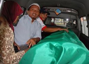 Sejumlah petugas medis dari Palang Merah Indonesia berada di samping keranda mati di atas mobil ambulance yang berisi jenazah salah seorang warga atas nama Joni Malela (45) yang meninggal dunia akibat berdesakan saat antri di pintu gerbang Sekretariat Nega