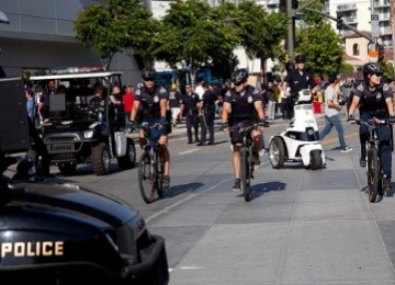 Sejumlah polisi Kota Los Angeles tengah berpatroli