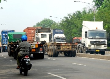 Sejumlah truk kontainer melintas di jalan Cilincing Raya, Jakarta Utara, Sabtu (15/1). 