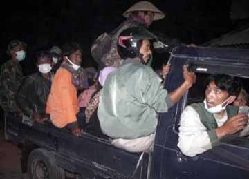 Sejumlah warga lereng Gunung Merapi menggunakan mobil bak terbuka meninggalkan desa mereka melintasi jalan di Desa Kalibening, Kecamatan Dukun, Kabupaten Magelang, Jawa Tengah, Sabtu (30/10) 