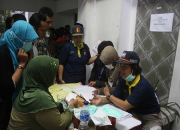 Sejumlah warga mencari keluarganya yang hilang saat Gunung Merapi ekplosif kepada petugas Dokpol di RS Sarjito, Yogyakarta