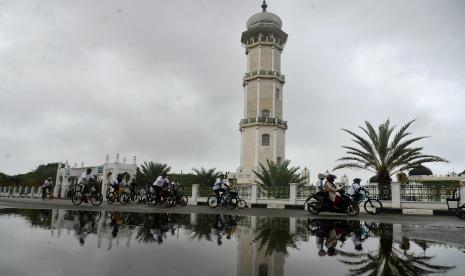 Sejumpah peserta olahraga bersepeda melintas di lokasi objek wisata Masjid Raya Baiturrahman di Banda Aceh, Aceh, Ahad (24/7/2022). Kegiatan olahraga bersepeda yang diikuti warga kota dan wistawan mengunjungi Museum Tsunami, PLTD Apung , Masjid Raya Baiturrahman dan beberapa objek wisata tsunami di pesisir pantai tersebut salah satu upaya untuk memperkenalkan dan mempromosikan sejumlah objek wsiata budaya dan situs sejarah di Aceh. 