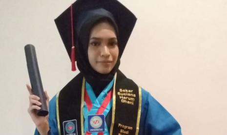 Sekar Suciana Harum Dhani, mahasiswi Program Studi Sistem Informasi Akuntansi, menjadi salah satu wisudawan terbaik Universitas BSI (Bina Sarana Informatika) dengan pencapaian Indeks Prestasi Kumulatif (IPK) sempurna 4.00.