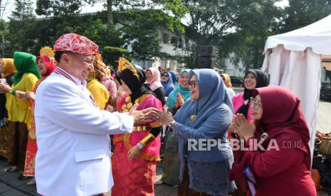 Sekda Jabar Herman Suryatman memimpin upacara peringatan Hari Guru Nasional Tahun 2024 Tingkat Provinsi Jawa Barat dengan tema “Guru Hebat, Indonesia Kuat