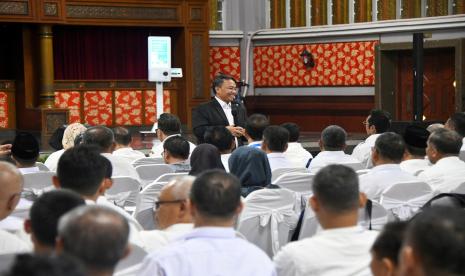 Sekda Jabar Herman Suryatman saat menggelar pertemuan dengan camat di Gedung Bale Asri Pusdai, Kota Bandung