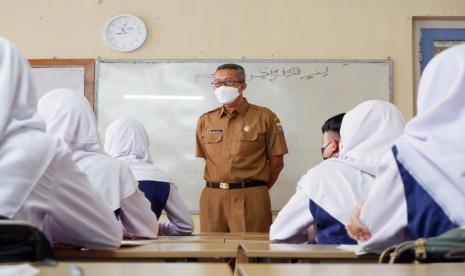 Sekda Kota Cirebon, Agus Mulyadi, saat meninjau PTMT 100 persen di salah satu sekolah, Selasa (11/1/2022). 