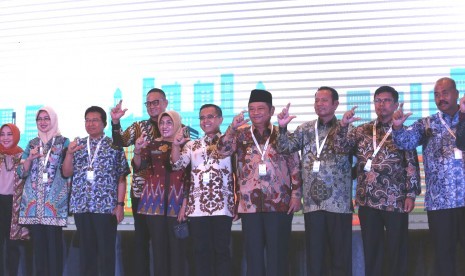 Sekda Kota Cirebon, Asep Dedi (kedua dari kanan) di acara penandatanganan MoU antara Pemkot Cirebon sebagai peserta Gerakan Menuju 100 Smart City dengan Kemenkominfo di Kota Makassar, 22-23 Mei 2017.