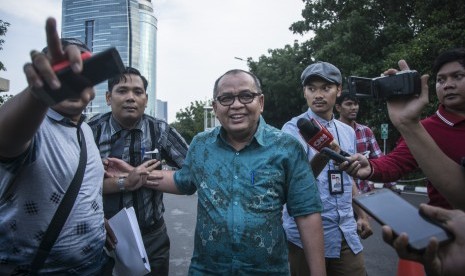 Sekda Kota Dumai Muhammad Nasir (tengah) bergegas seusai menjalani pemeriksaan di gedung KPK, Jakarta, Kamis (5/10). 