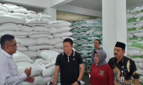 Sekda Kota Salatiga, Wuri Pujiastuti (tengah) melihat proses penjualan kedelai subsidi selisih harga di gudang Promkopti Kota Salatiga, Jumat (11/11). Pemkot Salatiga memberikan bantuan subsidi pembelian kedelai sebesar Rp 200 juta untuk perajin tahu dan tempe di daerahnya.