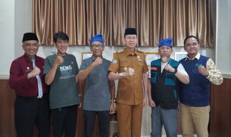 Sekda Pemprov Bengkulu Isnan Fajri (berbaju cokelat) bersama tim BWA