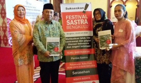 Sekda Pemprov Bengkulu Novian Andusti (berbaju batik) bersama istri, dan Ketua Panitia Festival Sastra Bengkulu (FSB), Willy Ana (berhijab hitam) pada acara sosialisasi Festival Sastra Bengkulu di Jakarta, pekan lalu.