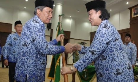 Sekda Provinsi Banten Kurdi Matin (kiri).