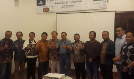 Sekda Provinsi Jabar Iwa Karniwa meresmikan Lembaga Persahabatan Jabar-Shizuoka, bersama Hipmi Jabar, Sabtu malam (8/9).