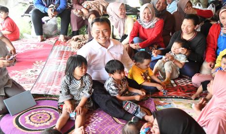 Sekda Provinsi Jawa Barat Herman Suryatman meninjau lokasi yang terdampak bencana gempa bumi tektonik di Kecamatan Kertasari, Kabupaten Bandung, Jumat (20/9/2024). 