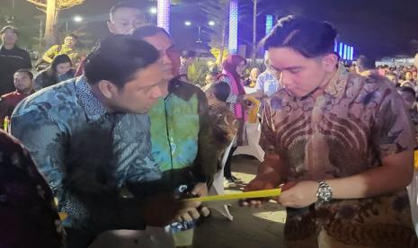  Sekda Provinsi Kalimantan Selatan Roy Rizali Anwar (kiri) memberikan undangan pembukaan Pekan Olahraga Wartawan Nasional (Porwanas) XIV/2024 kepada wakil presiden RI terpilih Gibran Rakabuming Raka.