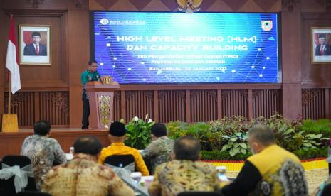 Sekda Provinsi Kalsel Syaiful Azhari membacakan sambutan Gubernur Kalsel Sahbirin Noor dalam High Level Meeting Tim Pengendalian Inflasi Daerah (TPID) Kalsel, Kamis (20/1/2022). 