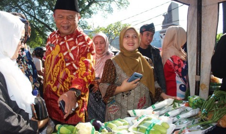 Sekda Purwakarta Iyus Permana (memakai peci) 