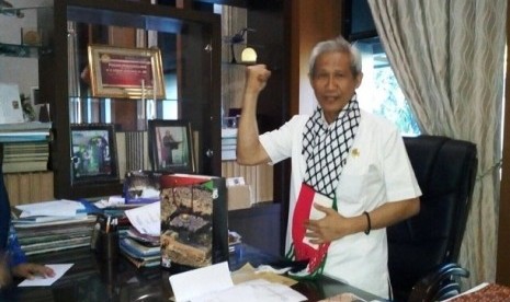 Sekda Sultra Lukman Abunawas mengenakan syal Indonesia-Palestina pemberian KNRP Sultra.