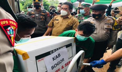 Sekdis Dinkes Kabupaten Bogor, Achmad Zaenuddin memantau kedatangan 25.600 dosis vaksin Sinovac di kantor Dinkes Kabupaten Bogor, Selasa (26/1)