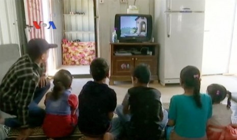 Sekelompaok anak kecil di kamp pengungsian Suriah sedang menonton televisi (ilutrasi)