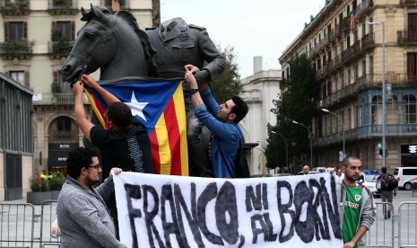 Sekelompok aktivis memasang bendera Catalan di Kota Barcelona, Spanyol.