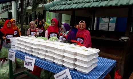 Sekelompok ibu-ibu berbagi nasi Jumat (Si-Jum) secara gratis di sejumlah masjid di Banyuwangi. Nasi ini diberikan secara cuma-cuma kepada jamaah setelah usai shalat Jumat.