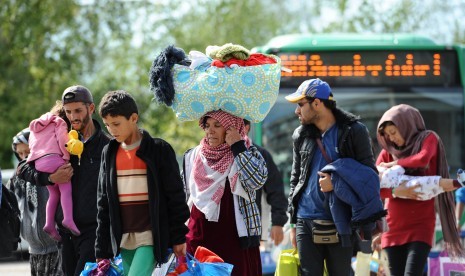 Sejumlah imigran Muslim justru buktikan prestasi di negara mereka tinggal.  Ilustrasi sekelompok imigran tiba dengan bus di Munich, Jerman, Ahad (13/9).  