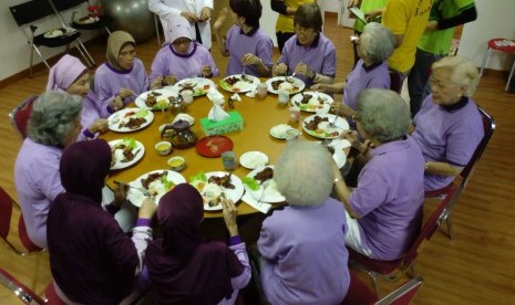 Sekelompok lansia mengikuti program yang tersedia khusus bagi lansia di day care Graha Ichsan Bintaro.