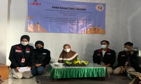 Sekelompok mahasiswa Universitas Muhammadiyah Malang (UMM) melakukan program Pengabdian Masyarakat oleh Mahasiswa (PMM) di Panti Ar Ridlwan Kota Batu.